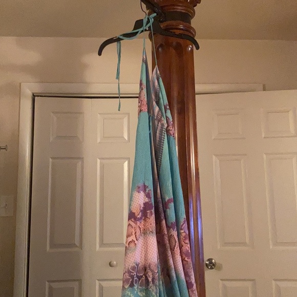 Halter dress beautiful soft colors - Picture 2 of 4